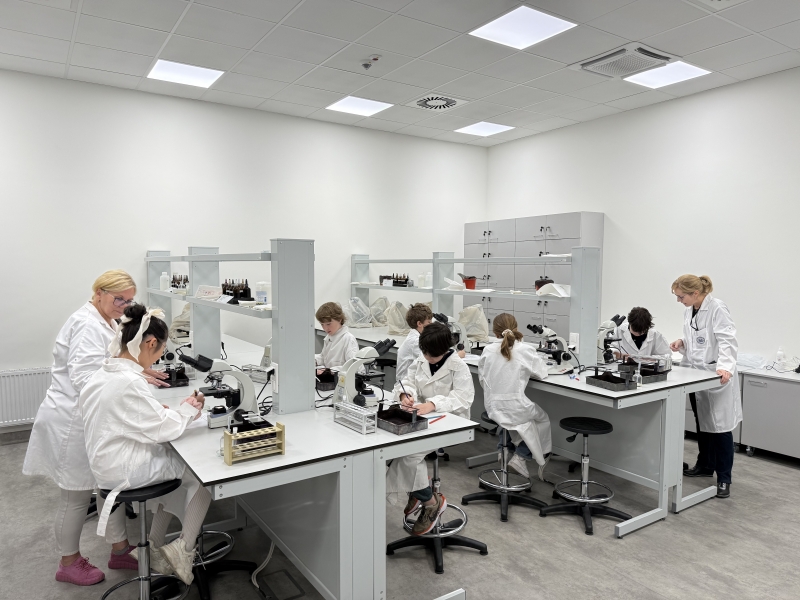 Młodzi odkrywcy w laboratorium Katedry i Zakładu Mikrobiologii Lekarskiej